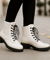 Comprar bota feminina tratorada off white de couro legítimo com solado robusto e cano curto para estilo urbano com conforto em promoção AREZZO